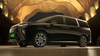 ഈ കാശുണ്ടേൽ 10 എർട്ടിഗ വാങ്ങാം, 548 KM റേഞ്ചുള്ള 7-സീറ്റർ ഇവിക്ക് കമ്പനി ഒറ്റയടിക്ക് കൂട്ടിയത് 5 ലക്ഷം രൂപ