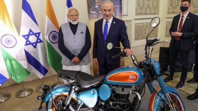 இஸ்ரேலில் சிங்கிள் ஆளா ஜொலிக்கிறாரு! ராயல் என்ஃபீல்டு கம்பெனிக்கு இலவச விளம்பரம்!