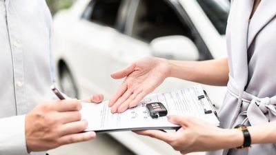 முதல்முறையாக கார் வாங்கும்போதுதான் நிறைய பேர் இந்த தவறு செய்றாங்க! கார் மட்டும் வாங்குனா பத்தாது!