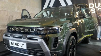 பல வருடங்களுக்கு பின் மீண்டும் வந்தது ரெனால்ட் டஸ்டர்! அடிமாட்டு விலையில் களமிறங்கியதால் மாருதி, டாடா நடுக்கம்