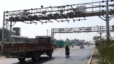 டோல் பூத் எல்லாம் காணாமல் போக போகுது! இனிமே பணம் செலுத்துவது எப்படி? முழு விளக்கம்!