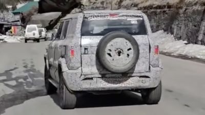 ஸ்பேர் சக்கரத்துடன் மீண்டும் மஹிந்திரா கார்! யாருக்கும் தெரியாமல் நடத்தப்பட்ட சோதனை ஓட்டம்!