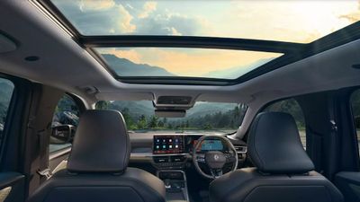 10.49 லட்சத்தில் இருந்து விலை துவங்குது... ரெனால்ட்டின் புதிய 5-சீட்டர் கார் எந்த வேரியண்ட்டில் வாங்குவது?