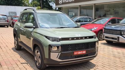 ஷோரூமில் கம்பீரமாக நிற்கும் புதிய ஹூண்டாய் கார்! 8 லட்ச ரூபாய் கூட விலை இல்லை!