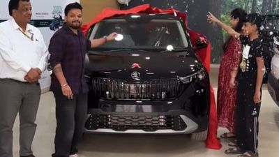 சிறுக சிறுக சேர்த்து வைத்து, கஷ்டப்பட்டு வாங்கிய முதல் கார்! மொத்த குடும்பமும் ஷோரூமில்!