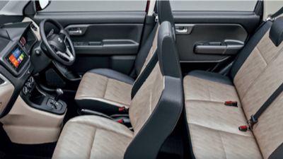 கிரேட் காளியே உக்காந்தாலும் தலை இடிக்காது! 34 கிமீ மைலேஜ் தரும் இந்த காரின் விலை முழுசா 5 லட்சம் கூட இல்ல!