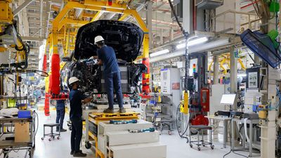 மாருதி ஸ்விஃப்ட் சைஸில் இருக்கும் காரை சென்னை ஆலையில் உற்பத்தி செய்ய போகும் BMW - பணக்காரர்கள் தான் டார்க்கெட்