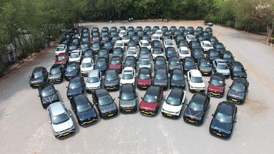 முதல் மாருதி எலெக்ட்ரிக் கார் யாருக்கும் கிடைக்கலனு யாருங்க சொன்னது? ஷோரூமில் நிறுத்தி வைக்க இடமில்ல!