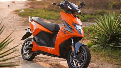 400km-க்கு சார்ஜ் செய்ய தேவையில்லாத ஸ்கூட்டரை இந்த காரணங்களுக்காகவே வாங்கலாம்! ஓலா எல்லாம் கிட்ட கூட நெருங்கல!