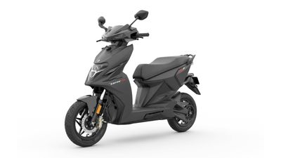 இப்போ இந்த எலெக்ட்ரிக் ஸ்கட்டருக்குத் தான் ஹெவி டிமாண்டு.. ஷோரூம்ல கூட்டம் அலைமோதுது!