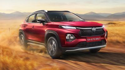 ఈ కారు పరిస్థితి చూస్తే జాలేస్తుంది! షోరూమ్‌లో దిగాలుగా ఉంది.. కస్టమర్ల కోసం డీలర్లు ఎదురు చూస్తున్నారు 