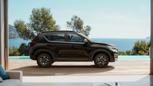 24 Kmpl माइलेज, इलेक्ट्रिक सनरूफ और 6 एयरबैग; ये है Kia की सबसे सस्ती ऑटोमैटिक SUV, कीमत ₹10 लाख से कम