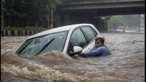 पुणे में कार डूबी तो इंश्योरेंस कंपनी नहीं देगी एक रुपया! इंजन प्रोटेक्शन क्यों है जरूरी?