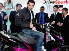 ऑटो एक्‍सपो में फिल्‍मी सितारे