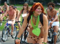 नंगें होकर चलाई साइकिल और दिया उर्जा संचय का संदेश 