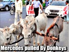  60 लाख की मर्सडीज कार को गधों ने घसीटा  