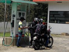 नवंबर 2014 में घटेंगे पेट्रोल और डीजल के दाम 
