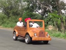 बढ़ई ने बनाई है लकड़ी की ये शानदार कार 