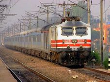 ट्रेन होस्‍टेस वाली इस ट्रेन का किराया शताब्‍दी से भी होगा ज्‍यादा, कल से चलेगी दिल्‍ली-आगरा रूट �