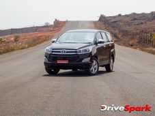 टोयोटा इनोवा क्रिस्टा का पेट्रोल वर्जन दिवाली पर भारत में हो सकता है लॉन्‍च 