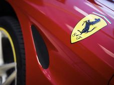 फरारी ने अपनी लेटेस्ट फ्लैगशिप कार LaFerrari Aperta पर से उठाया पर्दा, नए प्लेटफॉर्म पर बनेगी