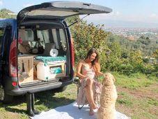 अपनी पुरानी कार को बनाया अपना घर और अपने डॉगी के साथ निकल पड़ी दुनिया के सैर पर यह लड़की