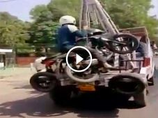 अपनी मोटरसाइकिल के साथ गिरफ्तार हुआ यह व्यक्ति, देखिए यह विचित्र Video...
