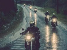 APRIL से दिन में भी जलानी पड़ेगी Two-Wheelers की लाइट, जानिए क्यों?