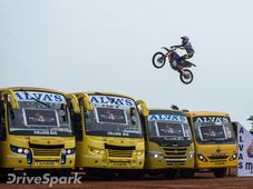 अल्णा मोटोरिग 4: सांसो को रोक देने वाले स्टंट में बाईकर्स ने लोगों को किया रोमांचित