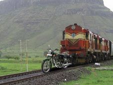 मोदी जी के बुलेट ट्रेन के चक्कर में मुफ्त में हुआ रॉयल इनफील्ड का प्रचार