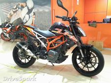 ब्लैक कलर के पेंट जॉब के साथ देखी गई केटीएम ड्यूक 390, जानिए कहां?