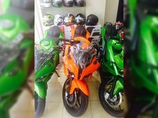 नए कलर ऑप्शन में दिखा बजाज पल्सर आरएस200, डीलरशिप से हुआ स्पॉट