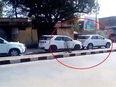 आपस में भिड़ गईं इस मुख्यमंत्री के काफिले की चार टोयोटा फॉर्च्यूनर, देखिए वीडियो