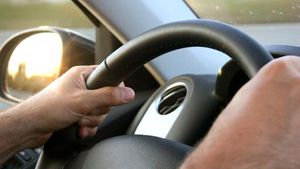 मैनुअल मोड में कार ड्राइविंग करते हैं, तो भूलकर भी ना करें ये गलतियां