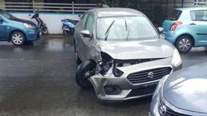 डिलेवरी के लिए जा रही नई मारुति डिजायर का हुआ एक्सीडेंट - जानें फिर आगे क्या हुआ