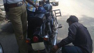 बुलेट की साइलेंसर से पटाखे या गोली की आवाज निकाली तो खैर नहीं