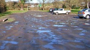 सड़कों पर स्थित गड्ढ़ों से ऐसे बचाएं अपनी जान - अब करें सेफ ड्राइविंग