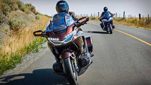 भारत में आई पहली होंडा गोल्ड विंग - देखें विडियो