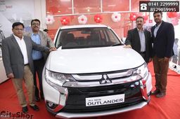 लॉन्च से पहले डीलरशीप पर नजर आई 2018 मित्सुबिशी आउटलैंडर - जानें लॉन्च डेट