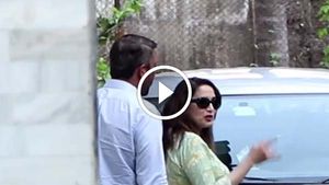 रेंज रोवर स्पोर्ट की टेस्ट ड्राइव लेती दिखीं बॉलीवुड की धक-धक गर्ल माधुरी दीक्षित  - देखें विडियो