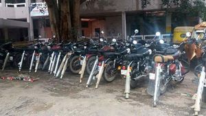 मॉडिफाइड साइलेंसर के खिलाफ जंग की तैयारी - बाइक की RC होगी कैंसिल