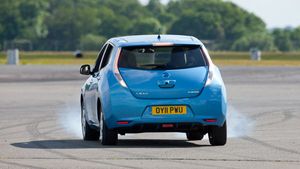 क्या होगा जब कार को ड्राइव करते समय अचानक रिवर्स गियर में डालेंगे?