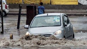 बरसात में ड्राइविंग के समय भूल के भी न करें ये 10 गलतियां 