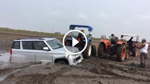 जानिए क्या हुआ जब समुंद्र किनारे रेत में फंस गया Mahindra TUV300