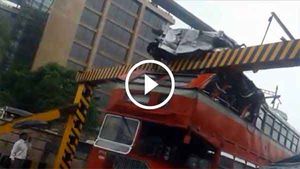 मुंबई में एक के बाद दुसरा हादसा, फुटओवर ब्रिज के बाद अब 'बेस्ट' की डबल डेकर बस का एक्सीडेंट - विडियो