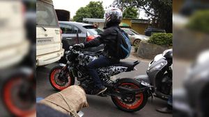 हसक्‍वॉर्ना Svartpilen 401 टेस्टिंग के दौरान भारत में हुई स्पॉट