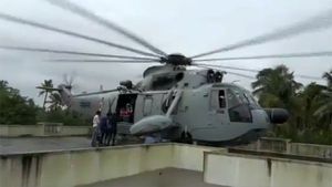 केरल बाढ़: नौसेना ने हेलिकॉप्टर को छत पर उतारकर बचाई लोगों की जान