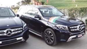 गुजरात के इस व्यापारी ने अपने कर्मचारी को गिफ्ट कर दी 3 करोड़ की मर्सिडीज