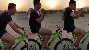 विडियो: खिलाड़ी अक्षय कुमार का ये साइकिल स्टंट आपके लिए हो सकता है खतरनाक