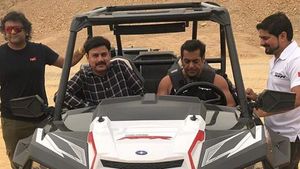 दुबई के रेगिस्तान में पोलारिस दौड़ाते नजर आए सलमान खान